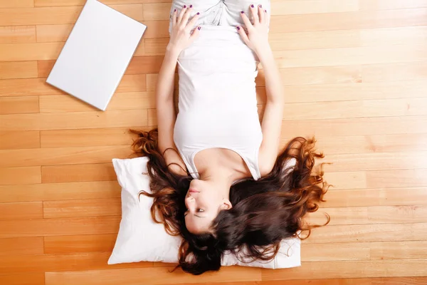 Mujer joven en el suelo — Foto de Stock